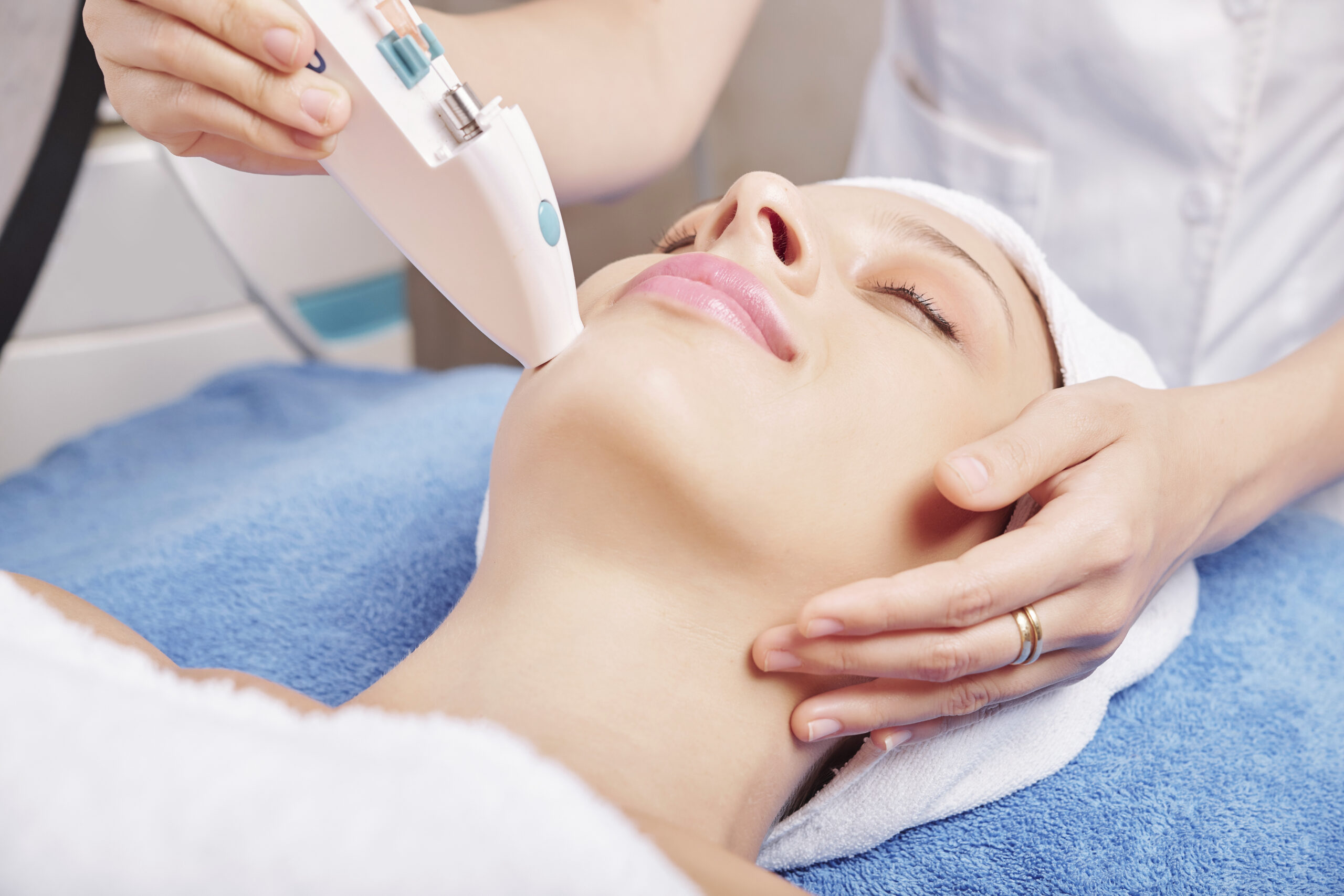 Imagem aproximada de esteticista fazendo injeções de intensificadores de pele com vitaminas